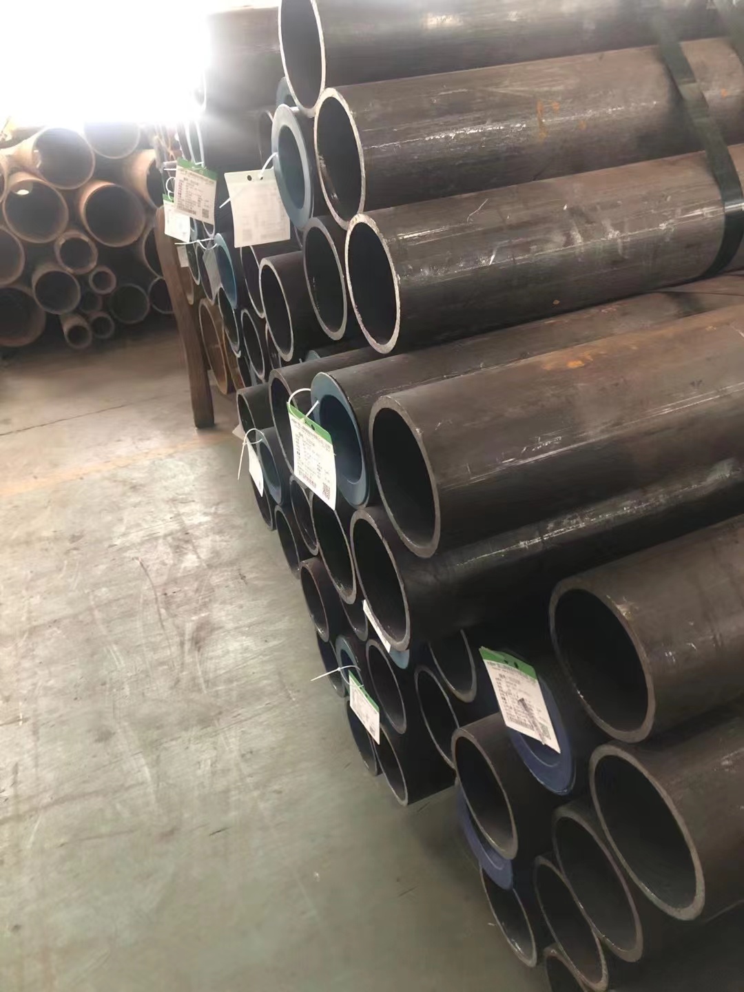 <a href='http://m.hzgoldencoast.cn' target='_blank' style='color:#0000FF; text-decoration:underline;'>衡陽合金管</a>無錫豪鑫天供應(yīng)大量現(xiàn)貨規(guī)格其中356*12甩賣 衡陽合金管無錫豪鑫天供應(yīng)大量現(xiàn)貨規(guī)格其中356*12甩賣